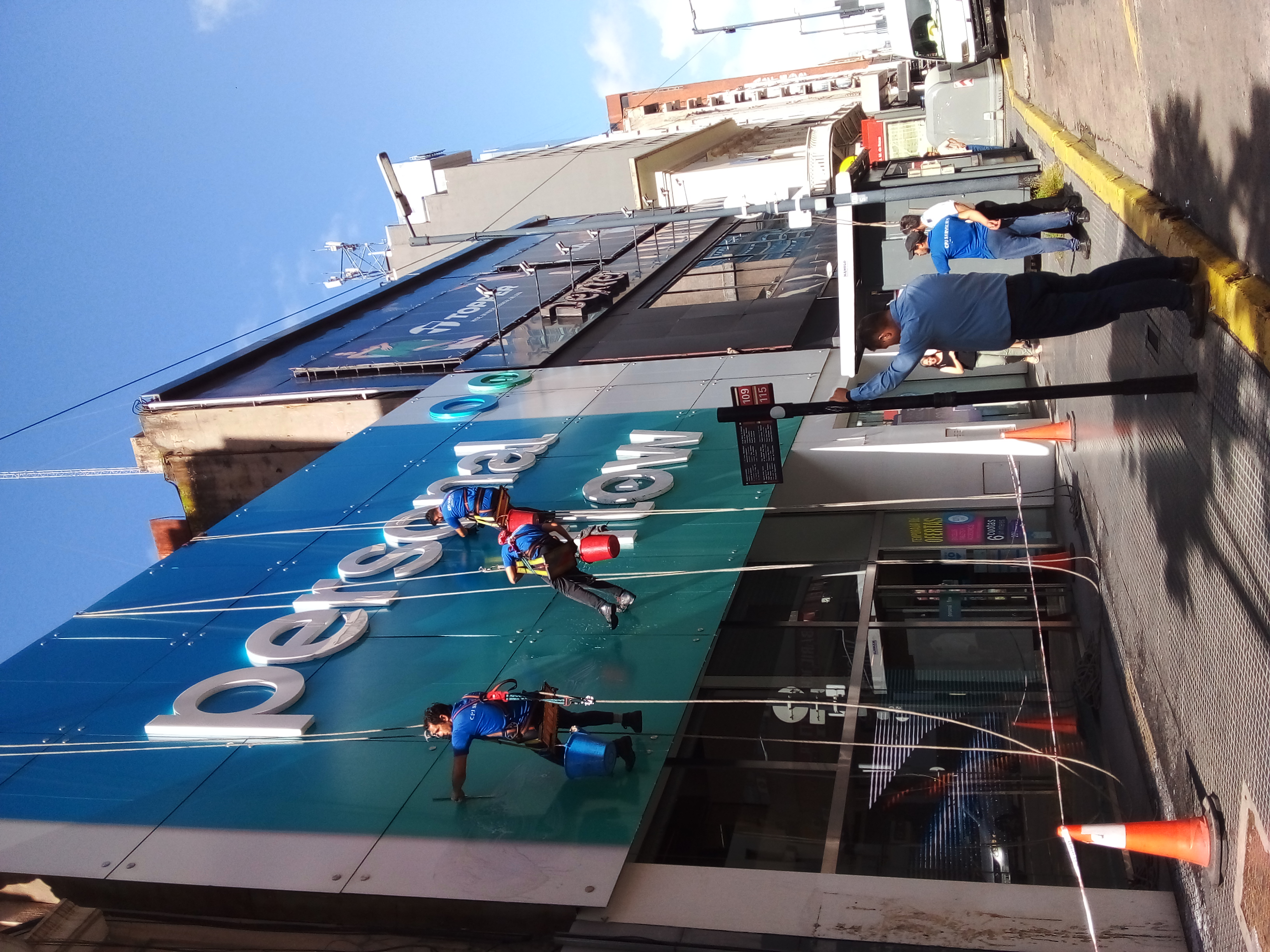 Instalación de carteles o iluminaria en Altura